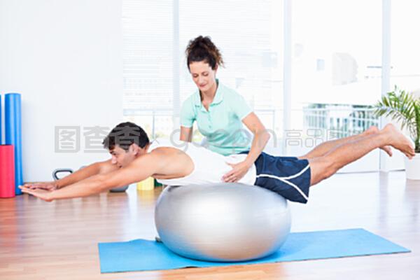 教练与男子共同参与的台球活动 技巧提升与团队协作