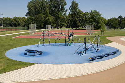 晨光中的活力 公园公共健身器材与休闲活动